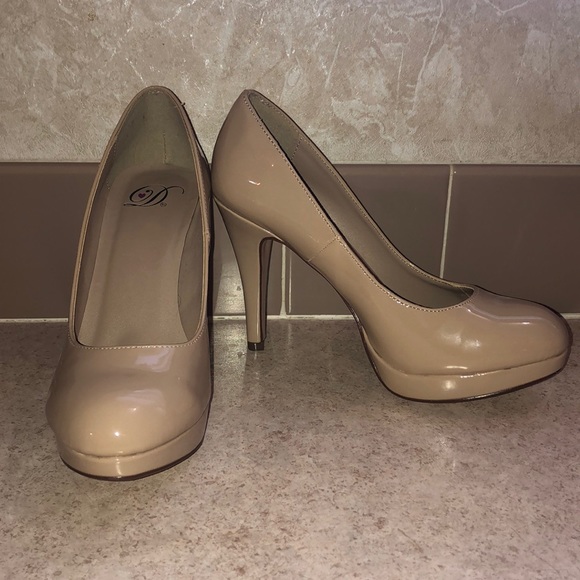Delicious Shoes - NWOT Delicious Tan Heels